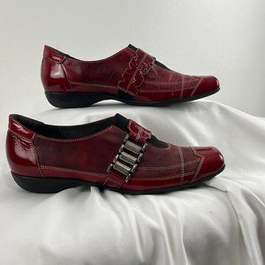 Un Tour En Ville Red Patent Slip-On Shoes Size 39 Flat Comfort Artsy Unique